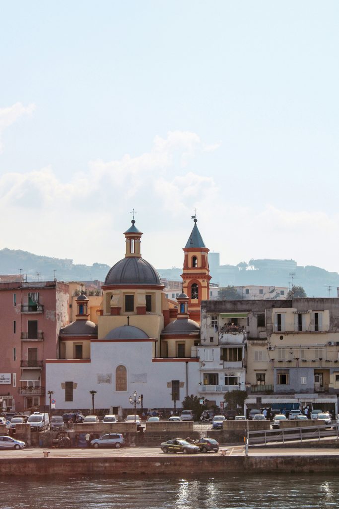 Chiesa di Pozzuoli con il panorama della città sullo sfondo